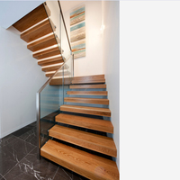 Escalier flottant résidentiel en acier et bois, construction durable avec poutres métalliques, garde-corps en verre transparent, écologique, sûr pour une utilisation en intérieur