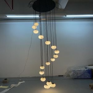 Suspension minimaliste Goutte de pluie avec sphères en onyx de type lune et fils réglables pour intérieurs de villas et d'hôtels de luxe - Product Image 2