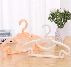 Cintre en plastique PP portable multifonctionnel et écologique pour enfants et bébés, pour armoire et salle de bain, avec un design à nœud papillon - Product Image 3