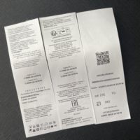 Étiquette d'entretien de lavage en satin de polyester imprimé blanc personnalisé en usine pour les instructions d'entretien des vêtements et l'étiquette de contenu pour les vêtements