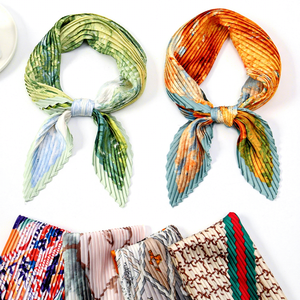 70 foulards carrés pour femmes <span class=keywords><strong>en</strong></span> <span class=keywords><strong>soie</strong></span> simulée noire à pois, vente <span class=keywords><strong>en</strong></span> gros - Product Image 3