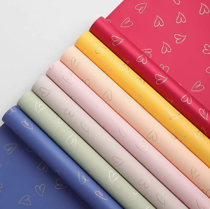 Papel de regalo impermeable con diseño de corazón de flores, papel mate de plástico para empaquetar flores, papel de regalo hecho a mano para el Día de San Valentín - Product Image 3