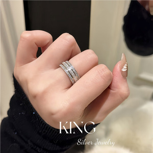 Anillo de Diamantes Blancos King Silver Jewelry, Plata de Ley S925 Chapada en Oro, Engaste de Canal Giratorio, Unisex, Uso Diario - Product Image 5