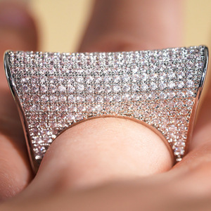 Anello di Lusso con Motivi Floreali Irregolari per Donne, Elegante Gioiello da Dito - Product Image 2