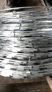 Fil barbelé en spirale de type double croix BTO-22, 450 mm avec 3 clips - Product Image 6