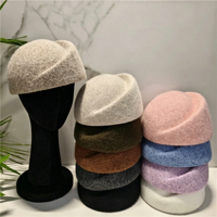 Chapeau melon élégant et minimaliste en mélange de laine et peluche pour l'hiver, style stewardesse