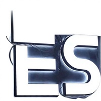 Letrero Luminoso LED Acrílico Modelo 020 con Diseño Gráfico Personalizable para Logotipo de Tienda Profesional y Publicidad en Puertas