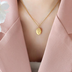 Collana con ciondolo a forma di fiore di rosa ovale in acciaio inossidabile placcato oro 18 carati di alta qualità regalo per la festa della figlia delle donne - Product Image 5