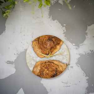 Reloj de Pared de Resina y Madera Hecho a Mano, Elegante, Duradero, Funcional, Estilizado y Decorativo, Ideal para Sala de Estar o Dormitorio - Product Image 1