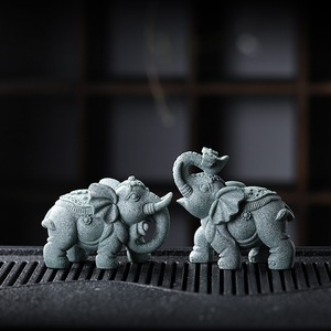 MSH un ornement d'éléphant en grès vert tenant des objets ressemblant à des lingots - Product Image 2