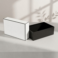 Boîte à bijoux sculpturale avec couvercle blanc et contour noir, base mate profonde, ajustement précis en deux parties, intérieur en velours, collection Gallery