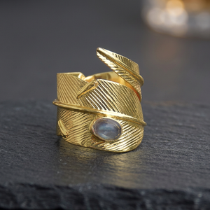Anillo de Cóctel con Forma de Pluma, Chapado en Oro de 24K, Latón, con Labradorita Ovalada Natural en Engaste de Bisel, Diseño Geométrico Moderno, Certificado por Terceros - Product Image 2