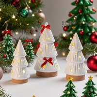 Bunter keramischer Weihnachts baum mit LED-Licht Neues ausgehöhltes 30 cm Desktop-Dekoration Kleines Haus-Weihnachts geschenk