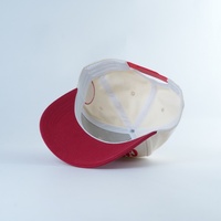 Casquette de baseball non structurée 5 panneaux rétro 2026 avec logo personnalisé « CALL ME LUCKY » broderie 3D en relief, coloris crème et rouge