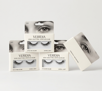 Boîte d'emballage pour cils en carton écologique blanc et rose, personnalisée avec impression de marque, gaufrage, fermeture magnétique et plateau à fenêtre transparente