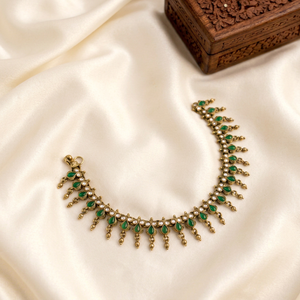 Joyería al por mayor: Conjunto de tobillera Payal nupcial chapada en oro con piedra Kundan verde tradicional y detalles de perlas para mujer - Product Image 1