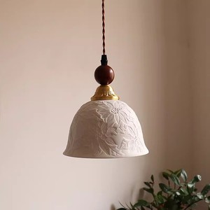 Lampe suspendue moderne en céramique sculptée à motif floral <span class=keywords><strong>avec</strong></span> accents en bois, idéale pour les coins repas de chalet, les chambres d'hôtes et les chambres à coucher. - Product Image 3
