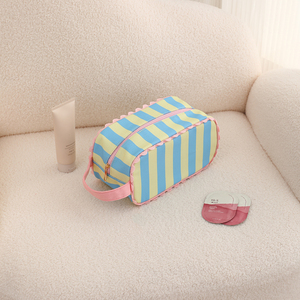 Bolsa de Cosméticos de Poliéster <span class=keywords><strong>a</strong></span> Rayas Personalizada de Moda, Bolsa de Maquillaje Portátil con Volantes y Correa para la Muñeca - Product Image 4