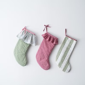 Patron de <span class=keywords><strong>couture</strong></span> pour chaussette de Noël matelassée à volants et nœuds, téléchargement numérique, modèle de chaussette de Noël à carreaux floraux pastel pour débutants - Product Image 2