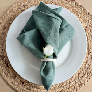 Anneau de serviette en coton et lin écologique, design carré moderne pour la décoration de table de mariage avec supports décoratifs à fleurs blanches - Product Image 1