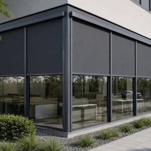 Stores et volets intelligents motorisés sur mesure Ilvia, stores extérieurs en aluminium à fermeture éclair - Product Image 1