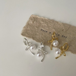Boucles d'oreilles pendantes élégantes coréennes pour femmes, avec nœud papillon ajouré, bijoux de piercing pour fête d'anniversaire - Product Image 1