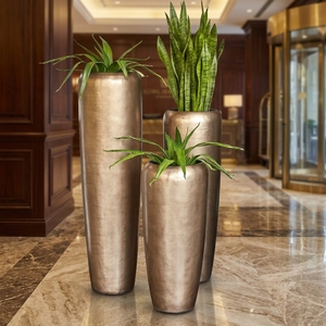Ensemble de jardinières en fibre de verre sur mesure, pots à fleurs hauts en bronze antique métallisé, jardinières décoratives de luxe pour la décoration des halls d'hôtel et des complexes hôteliers - Product Image 5
