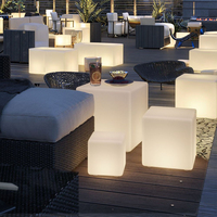 Chaise Lumineuse Cube LED Sans Fil Rustique de 16 Pouces en Plastique Rechargeable, Design à Changement de Couleur pour Application de Salle à Manger