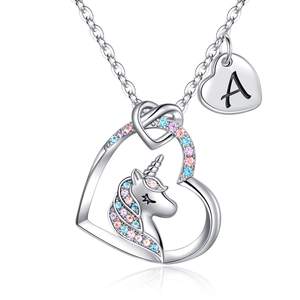 Collana Unicorno Personalizzabile all'Ingrosso - Cuore e Lettera Incisi, Diamanti Colorati Incastonati, Regolabile per Donne - Product Image 4