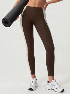 Ensemble de yoga marron avec bordure contrastante, legging taille haute à empiècements latéraux et soutien-gorge à col carré, deux pièces, vêtements de sport anti-humidité pour femme - Product Image 6