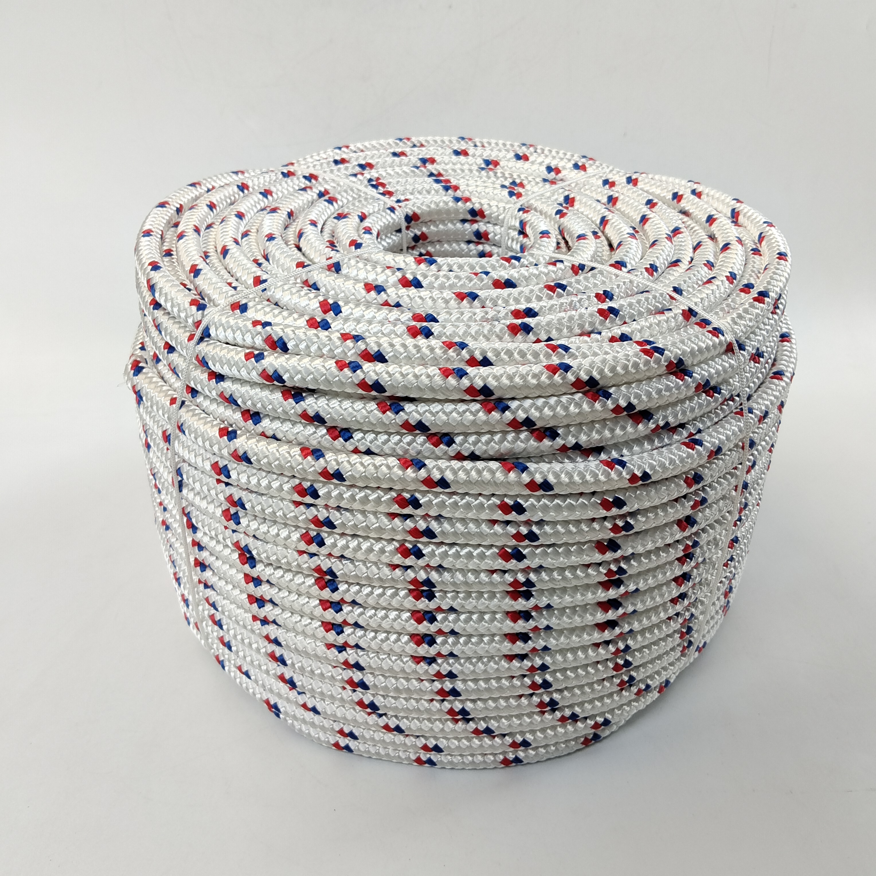 Blanc avec bleu et rouge