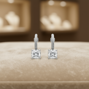 Orecchini a lobo da donna classici con diamante taglio Princess in oro bianco, montatura a griffe, gioielli da sposa a forma geometrica - Product Image 2