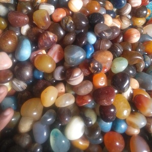 Guijarros de Río de colores mezclados Proveedor de confianza para exteriores Piedras de guijarros decorativos pequeños pulidos de buena calidad para exteriores - Product Image 5