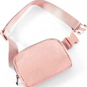 Mini sac banane noir étanche avec sangle réglable pour le voyage, la course, la randonnée et le cyclisme - Product Image 1