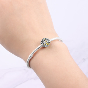 Cuentas de cobre huecas con circonitas en forma de luna y estrella, accesorios originales y versátiles para pulseras DIY, venta al por mayor. - Product Image 6