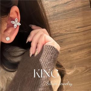 ต่างหูเงินแท้รูปดอกไม้ King Silver Jewelry  ชุบทองคำขาว S925 ดีไซน์ใบโคลเวอร์สี่แฉก เหมาะสำหรับงานปาร์ตี้ แฟชั่นเครื่องประดับสำหรับผู้หญิง - Product Image 5
