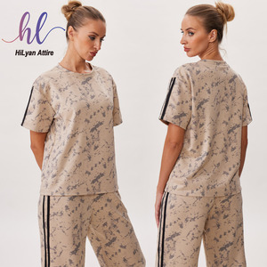 Nuovo Completo Estivo <span class=keywords><strong>da</strong></span> <span class=keywords><strong>Donna</strong></span> in Stile Europeo e Americano: Felpa Sportiva a Maniche Corte con Cappuccio, Top in Rete Strappato e Pantaloni Casual - Product Image 1