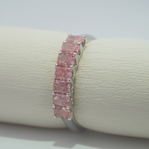 แหวนเพชรพลอยสีชมพูเจ็ดเม็ดทรงกลม ทรงมรกต ทรงเรเดียนท์ ทองคำขาว 10k แหวนเพชรพลอยสีชมพูแบบ Eternity - Product Image 2