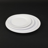 Plats de dîner réutilisables ronds blancs classiques Assiettes de mariage en plastique mélamine avec logo personnalisé Assiette à manger