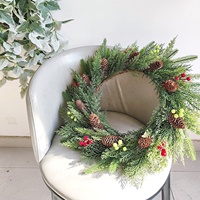 Couronne contemporaine en croix pour jardin, en feutre, avec pivoine, marguerite, eucalyptus, vigne et autres éléments floraux, style Valley Swag Pansy, pour la vente en gros