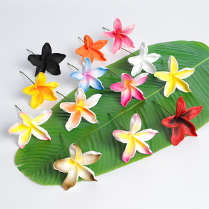 Pique à cheveux et fleur de couronne artificielle multicolore en Plumeria (Frangipani) style Hawaï pour mariée - Product Image 2