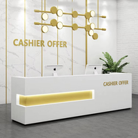 Comptoir de réception élégant pour salon de beauté, avec rangement intégré, idéal pour showroom