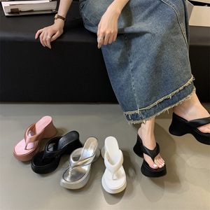 รองเท้าแตะแบบหนีบพื้นสูงสไตล์ฝรั่งเศส รุ่นใหม่ปี 2026 สำหรับผู้หญิง วัสดุ PU เหมาะสำหรับใส่ไปทะเล - Product Image 2