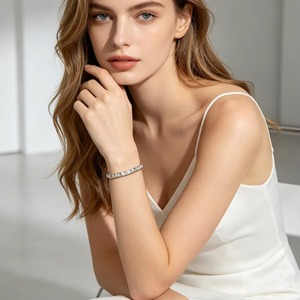 Bracelet manchette élégant en acier inoxydable demi-rangée de cristaux, couleur or et argent inaltérable, pour femme et jeune fille, usage quotidien - Product Image 6