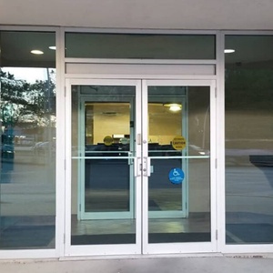 Porte à battants en alliage <span class=keywords><strong>d</strong></span>'aluminium commercial, verre anti-corrosion, finition peinte en <span class=keywords><strong>poudre</strong></span>, installation facile pour les devantures de magasins de vente au <span class=keywords><strong>d</strong></span>étail - Product Image 4