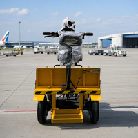 Chariot à plateforme électrique robuste à 4 moteurs avec siège, panneau avant et attelage de remorquage OEM pour la logistique aéroportuaire et les outils de manutention de marchandises