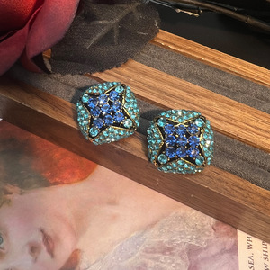 Nuovo Modello 2026 Orecchini a Perno Piccoli con Cristalli e Strass Completamente Incastonati Stile Vintage Retrò di Alta Gamma per Donne - Product Image 3