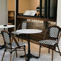 Chaise de jardin en alliage d'aluminium de bistro français ensemble de table moderne meubles en rotin d'extérieur durables pour entrepôt de salle à manger utilisation d'hôtel