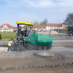 Hochwertige Gebrauchtmaschine für Straßenbau: Leistungsstarker Asphalt- und Betonstraßenfertiger sowie Betongrabenformmaschine - Product Image 1