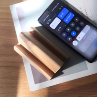 Support de téléphone portable en bois de hêtre durable, gravé, de forme irrégulière, au design moderne, pour une utilisation au bureau et à la maison